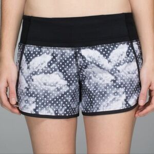 Lululemon Run times short 4 way stretch Dottie dream grey black size 4 @A4